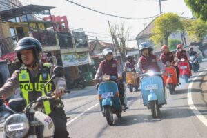 AKBP Alex Sandy Siregar Pimpin Jajaran Polres Lumajang Patroli Vespa dalam Rangka Hari Bhayangkara