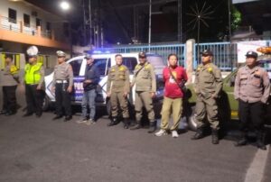 Wujudkan Kamtibmas Kondusif, Polsek Semampir Bersama Satpol PP Gelar Patroli Gabungan