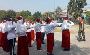 Babinsa Gembleng Ratusan Siswa SDN 56 Gresik, Tanamkan Disiplin Sejak Dini
