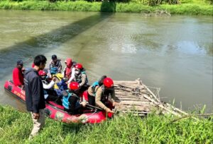 DLH Gresik Ikut Patroli Terpadu Kali Surabaya, Sampel Air Diambil di 3 Titik Kritis