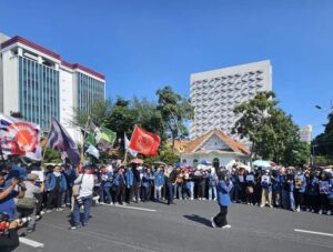 Mahasiswa BEM SI Jatim Gelar Aksi Bergelombang di Grahadi Tuntut Evaluasi MBG & Tolak UU Polri