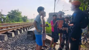 Bermain Boleh, Tapi Jangan di Rel: Pesan KAI Daop 8 Surabaya