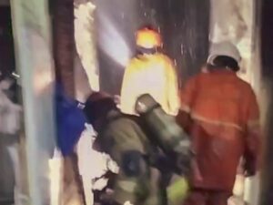 Kobaran Api di Garasi Jebak 4 Penghuni Rumah Dua Lantai di Ampel Surabaya