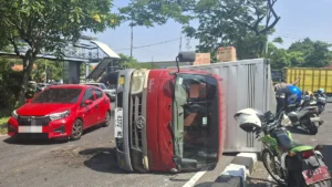 Truk Boks Terguling di Bundaran Taman Pelangi Surabaya, Lajur Putar Balik Tertutup