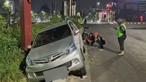 Main HP Saat Nyetir, Avanza Terperosok Selokan di Ahmad Yani Surabaya