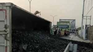 Truk Batubara Terguling di Manyar, Macet 4 Jam Pagi Ini