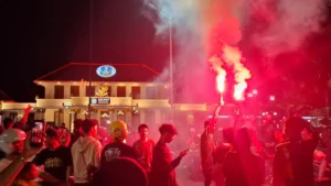 Konvoi Petasan & Kembang Api Meriahkan Malam Ulang Tahun ke-99 Persebaya