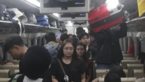 Merokok di Kereta Api Berisiko Diturunkan di Stasiun Terdekat, Tegas KAI Daop 8