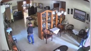 CCTV Ungkap Aksi 2 Maling Congkel Pagar Rumah Mantan Wali Kota Surabaya Siang Bolong