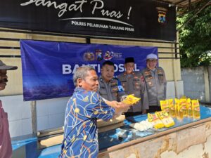 Peringati Hari Bhayangkara ke-80, Polsek Pabean Cantikan Bagikan Sembako untuk Warga dan Jukir