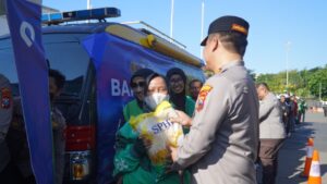 Hari Bhayangkara ke-80, Polrestabes Surabaya Salurkan 100 Paket Sembako kepada Warga dan Driver Gojek