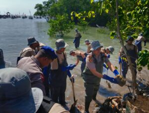 Sinergi Bersih – bersih Pantai, Polres Gresik Wujudkan Indonesia ASRI