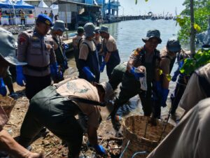 Sinergi Bersih-bersih Pantai, Polres Gresik Wujudkan Indonesia ASRI