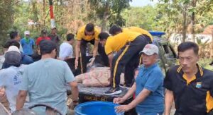 Wujud Kepedulian Polri, Kapolsek Torjun Polres Sampang Salurkan Bantuan Semen untuk Perbaikan Jalan Poros Desa Kara