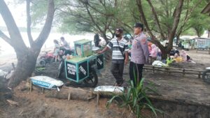 Layanan Pengamanan Polres Blitar Patroli Dialogis di Wisata Pantai Serang