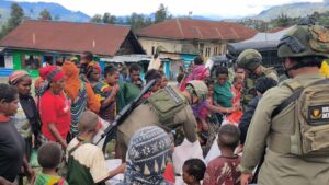 Bantuan Presiden RI Disalurkan kepada Pengungsi Agisiga, Satgas Ops Damai Cartenz Gelar Trauma Healing di Intan Jaya