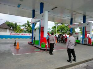 Polsek Tempeh Intensifkan Patroli di SPBU Sumberjati, Pastikan Distribusi BBM Lancar dan Situasi Aman