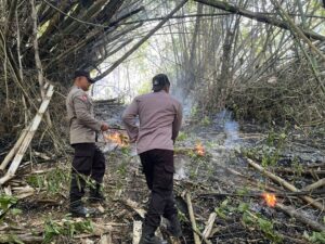 Polres Trenggalek Terjunkan Personel Jajaran Padamkan Api di Gunung Orak Arik