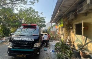 Satlantas buka jalur darurat untuk pasien dari Pulau Bawean, Sidokkes sediakan ambulans gratis antar pasien selesai rawat jalan