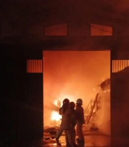 Terbakar Pukul 03.26, 20 Unit Damkar Padamkan Api di Gudang Mebel Benowo