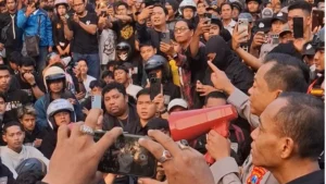 Tegaskan Proses Hukum, Kapolrestabes Surabaya Redam Aksi Massa di Jalan Teuku Umar