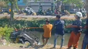 Tossa Bermuatan Besi Tercebur ke Sungai di Rungkut Surabaya, Pengendara Selamat
