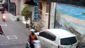 Terekam CCTV, Dua Pria Gondol Honda Beat di Simokerto Surabaya