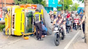 Diduga Mengantuk, Truk Muatan Pasir Hitam Terguling di Jalan KH Wahid Hasyim Sampang