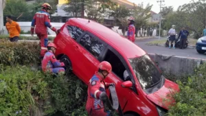 Diduga Micro Sleep, Mobil Terperosok Selokan di Dharmahusada Indah Surabaya
