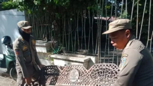 Satpol PP Gerebek Lapak, Temukan Kursi Milik Pemkot Surabaya