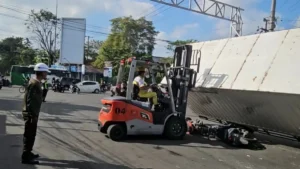 Truk 3,7 Ton Terguling di Simpang Barata Gresik, 4 Kendaraan Ringsek