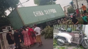 Truk Trailer Tabrak Median, Pagar Warga dan Motor di Jalan Banjar Sugihan Surabaya