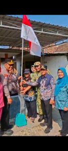 Serentak Jelang HUT RI Ke-81, Polsek Bangil Kerahkan Personel Bersama Tiga Pilar Bangkitkan Nasionalisme Lewat Gerakan Bendera Merah Putih