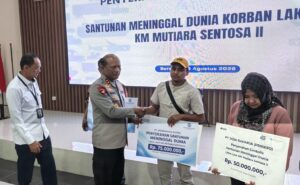 Kapolda Jatim Dampingi Wamenhub Serahkan Santunan Korban KM Mutiara Sentosa II