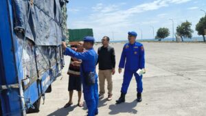 Polres Situbondo Perketat Pemeriksaan Muatan Truk di Pelabuhan Jangkar