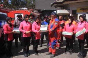 Polres Probolinggo dan Bhayangkari Salurkan Bantuan untuk Relawan Karhutla TNBTS di Bromo