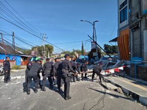 Gempa M 7,7 Guncang NTT, Satbrimob Polda NTT Gerak Cepat Evakuasi Korban dan Buka Akses
