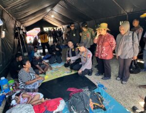 Polri Perkuat Penanganan Gempa NTT, Kapolri Tinjau Lokasi Terdampak dan Serahkan Bantuan