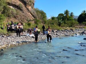 Menembus Medan Terjal, Polri Bawa Harapan: Kapolres Nagekeo Salurkan Bantuan Kapolda NTT untuk Warga Terdampak Gempa