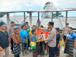 Polri Salurkan Bantuan Sosial untuk Warga Terdampak Gempa di Desa Kerirea