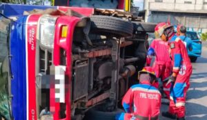 Truk Boks Terguling di Tambak Mayor Surabaya, Sopir Selamat