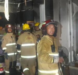 Kebakaran Dapur Kos di Sukolilo, 1 Penghuni Luka Bakar Parah Dilarikan ke RSUD Dr Soetomo