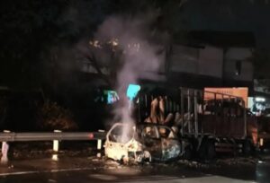 Diduga Mengantuk, Mobil Brio Tabrak Truk Gas Alam di Tol Sumo Gresik, 1 Tewas