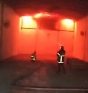Gudang Perabotan dan Plastik di Margomulyo Ludes Terbakar Sore Ini