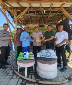 Polres Tanjung Perak Salurkan Bantuan Obat, Bibit dan Pupuk untuk Perkuat Ketahanan Pangan di Kenjeran