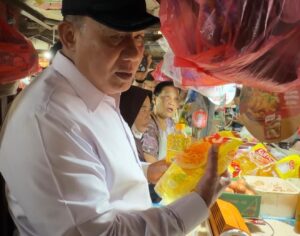 Bambang Haryo Cek Harga Pangan di Pasar Asemrowo, Temukan Sayuran Naik dan MinyaKita Langka