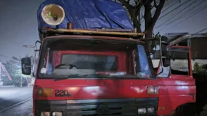 Motor Vario Tabrak Belakang Truk Tronton Mogok, 2 Warga Driyorejo Dilarikan ke RS