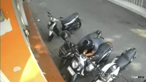 Terekam CCTV! Dua Pelaku Curi Motor Scoopy di Parkiran Restoran Kedungdoro