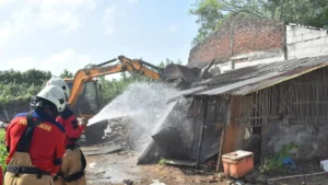 TPU Keputih Kembali Difungsikan: 6 Bangunan Liar Dibongkar, 2 Penghuni Diusulkan ke Rusun