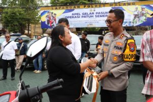 Senyum Sumringah Korban Curanmor, Polres Malang Kembalikan Motor Hasil Operasi Sikat Semeru